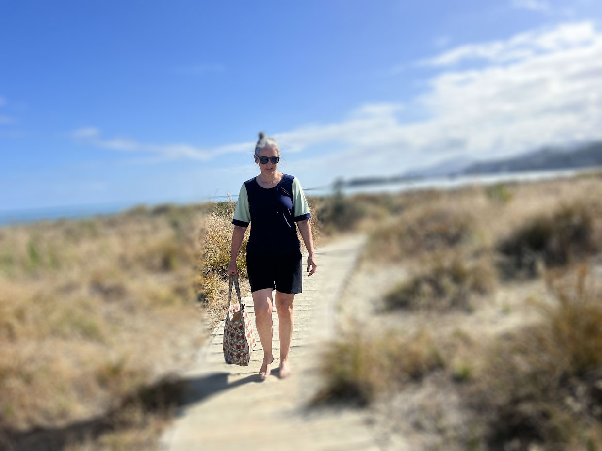 LivelifeMove - Movement Clothing 21 walking at the beach