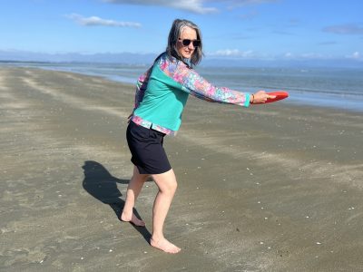 Frisbee on the beach. Play Sport Clothing for women. LiveLifeMove 2 e1722306381775
